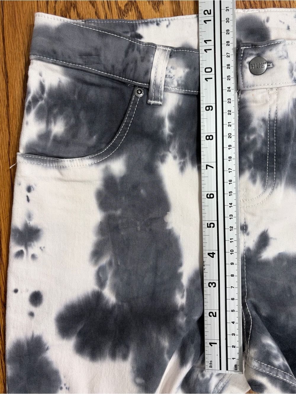 HUE B&W Tie-Dye High Skimmer Raw Hem Denim Leggings (Small) - Picture 6 of 8